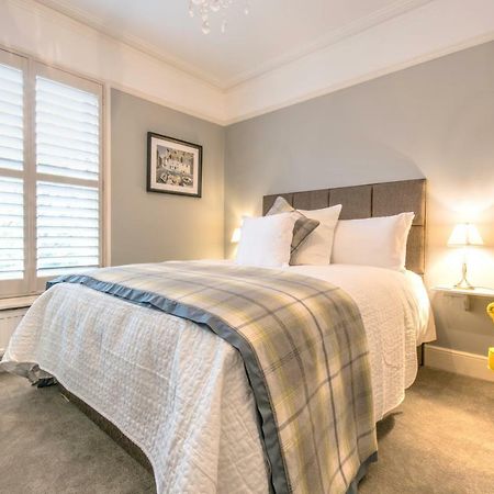 April House Weybridge - Boutique Guesthouse מראה חיצוני תמונה