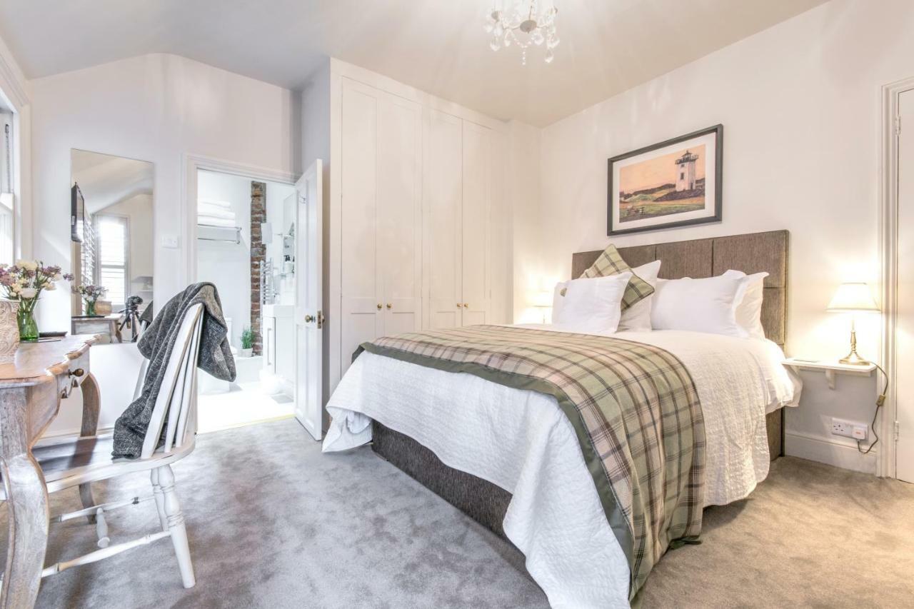 April House Weybridge - Boutique Guesthouse מראה חיצוני תמונה