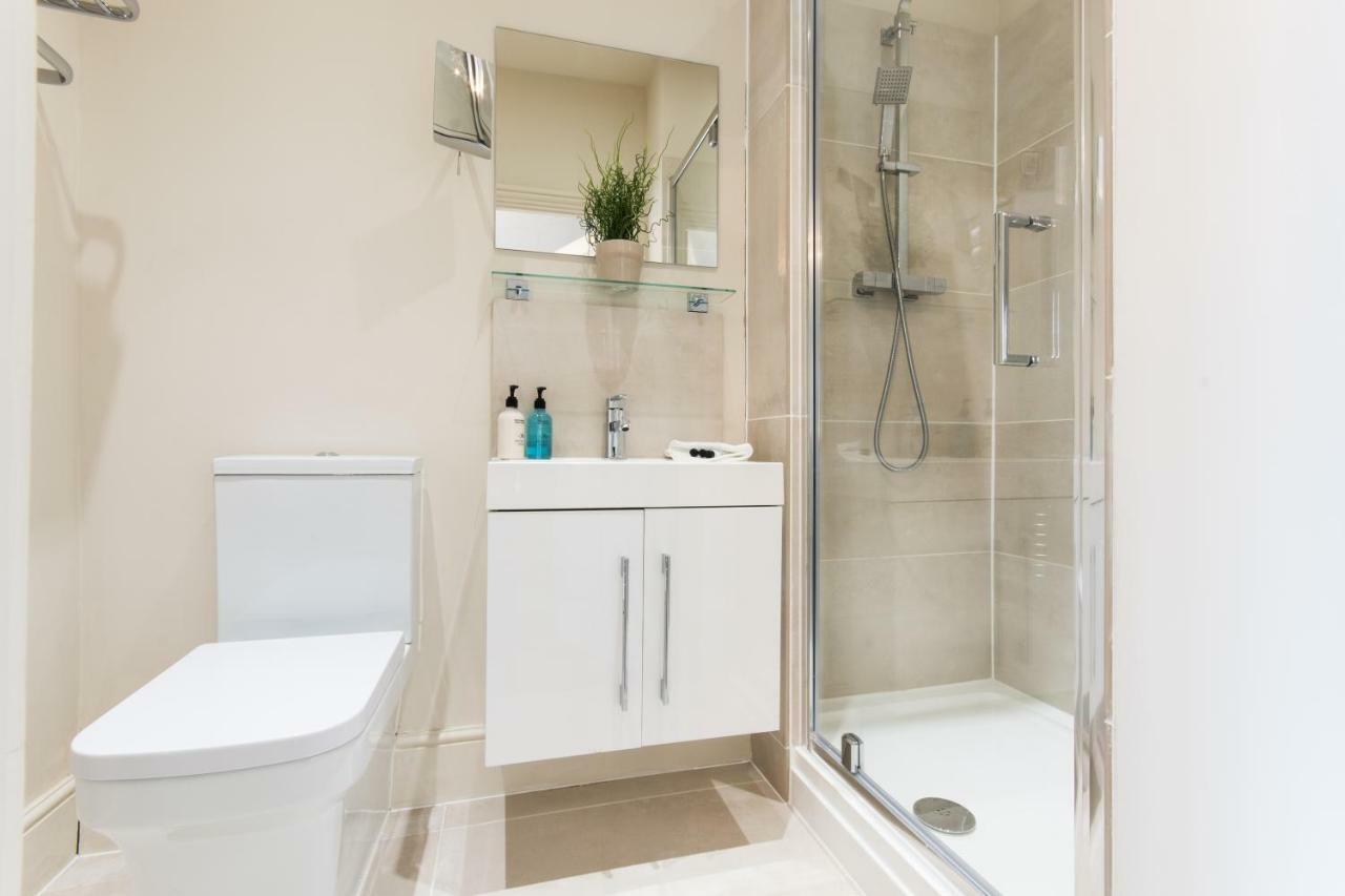 April House Weybridge - Boutique Guesthouse מראה חיצוני תמונה