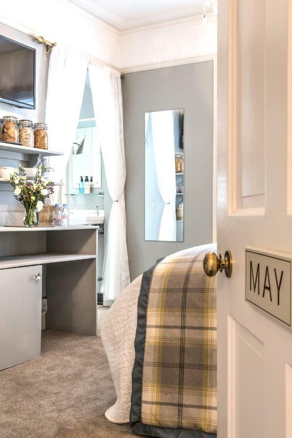 April House Weybridge - Boutique Guesthouse מראה חיצוני תמונה